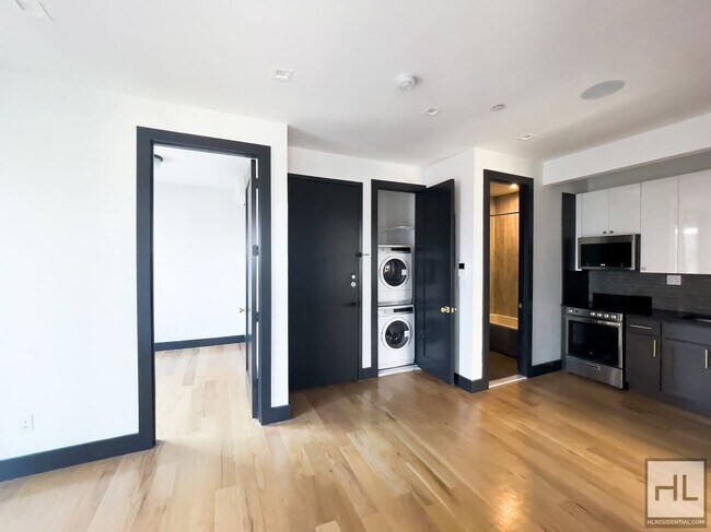 Building Photo - Convenient South Slope Location / Modern 3...