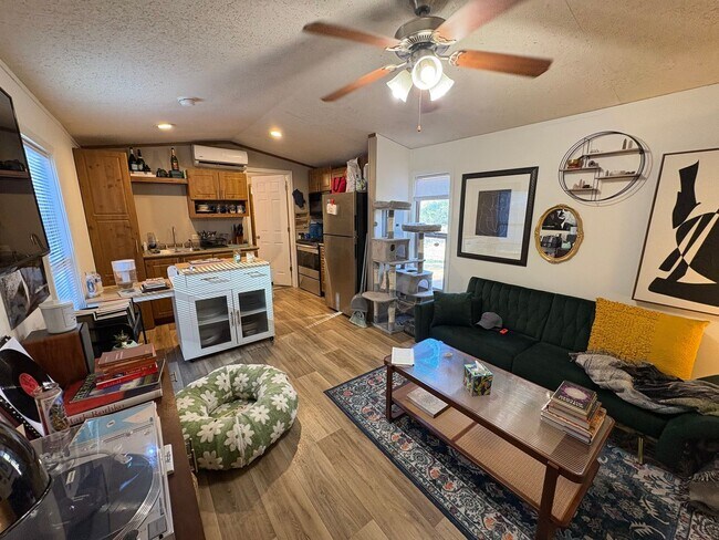 Foto del edificio - 910 Cedar Village Ln