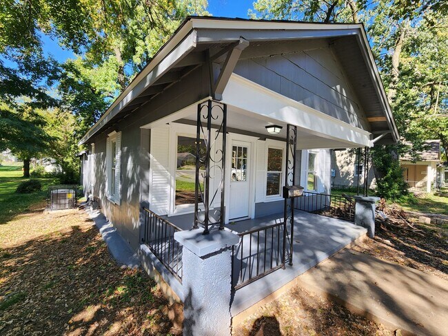 Building Photo - Spacious 2-Bedroom, 1-Bathroom Home AVAILA...