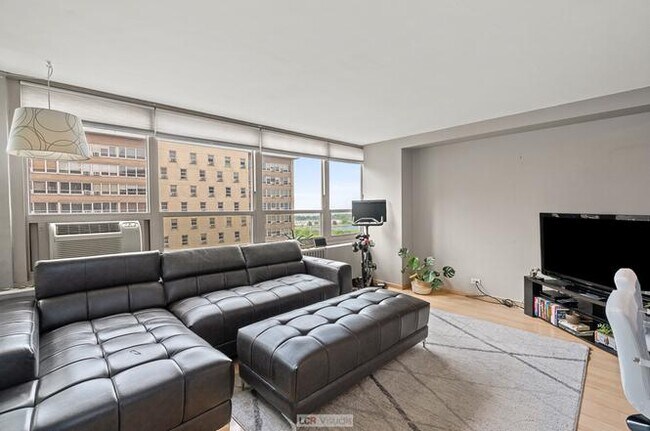 Building Photo - 3950 N Lake Shore Dr