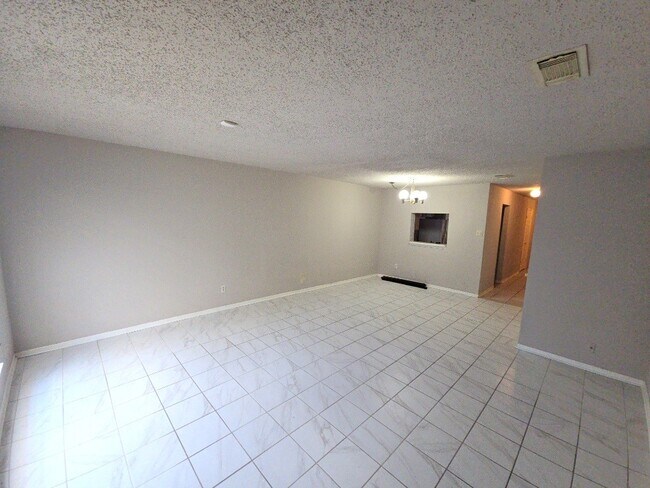 Foto del edificio - 15625 Weldon Dr