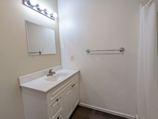 Foto del edificio - Great 1-Bedroom, 1-Bathroom 2-Story Duplex...