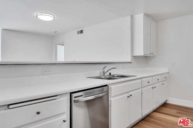 Building Photo - 2050 S Bentley Ave