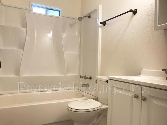 Foto del edificio - 642 Reeds Ave