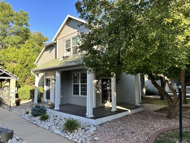 Building Photo - AVAILABLE JULY! Sleek modern townhome in the heart of Observatory Park