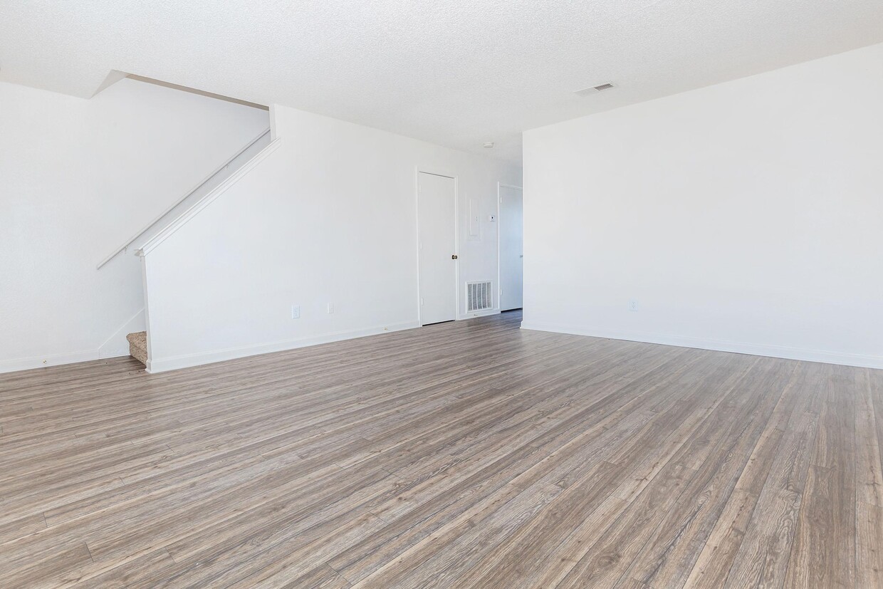 SPACIOUS LIVING ROOM IN GREENTREE POINTE APARTMENT - Greentree Pointe