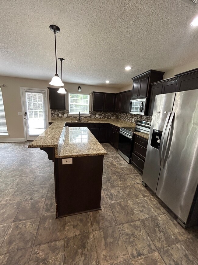 Foto del edificio - 709 Highgrove Ct