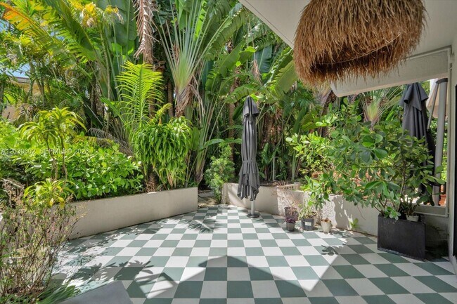Foto del edificio - 6011 N Bayshore Dr