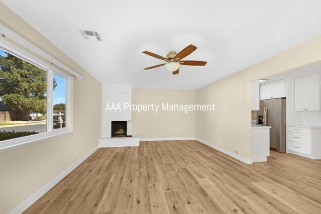 Foto del edificio - 3 bedrooms 2 bathroom unit.  1225 square f...