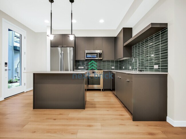 Foto del edificio - Stunning 2023-Built Crown Hill Townhome | 3 Bed | 2 Bath | Modern Finishes & Prime Seattle Location