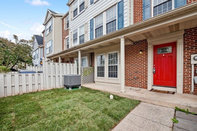 Building Photo - 3 bedroom 2.5 bathroom townhome for rent