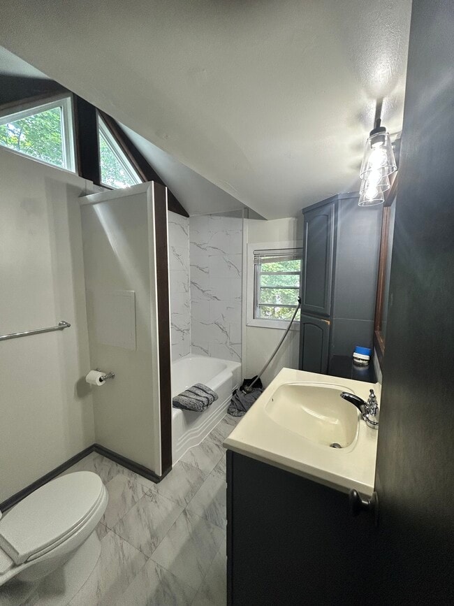 Building Photo - 2315 Fernwood Ave