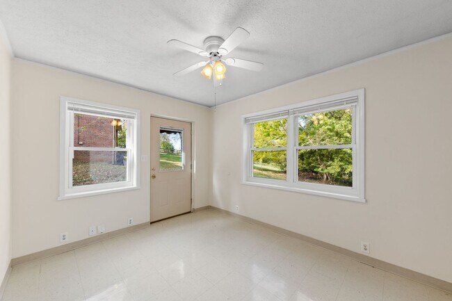 Foto del edificio - 521 Hawkins Rd