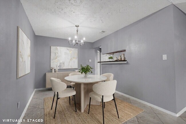 Foto del edificio - 13915 Old Village Ln