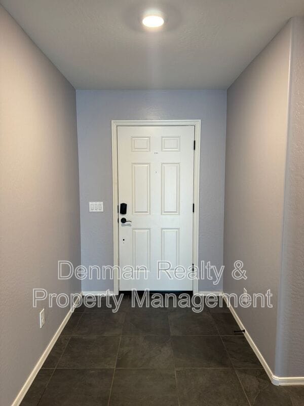 Building Photo - 1633 W Pinkley Ct