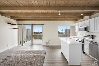 Building Photo - 326 Thalia St