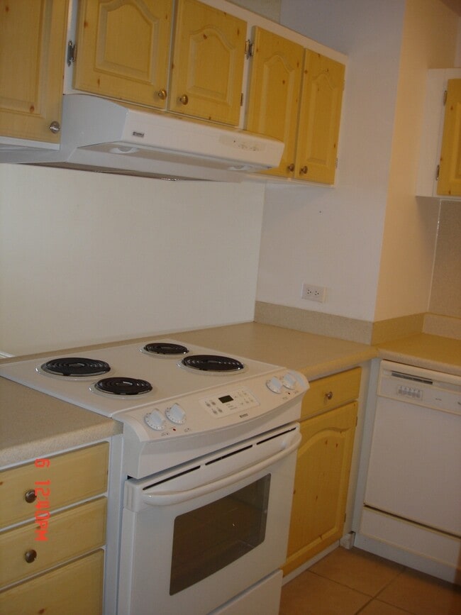 Building Photo - Partly Furnished 1 Bedroom 1 bath with 1 p...
