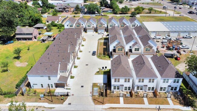 Building Photo - 3710 Creekmont Dr