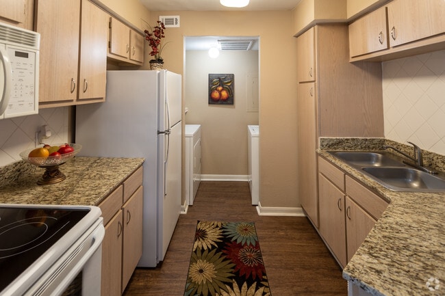 2BR, 2BA 977SF - Stonegate