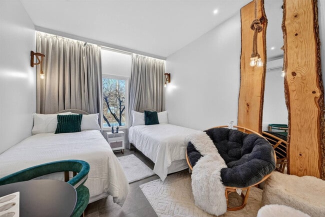 Foto del edificio - 443 Clove Rd