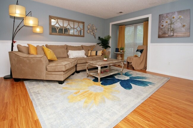 Living area - 3702 Riddle Ct