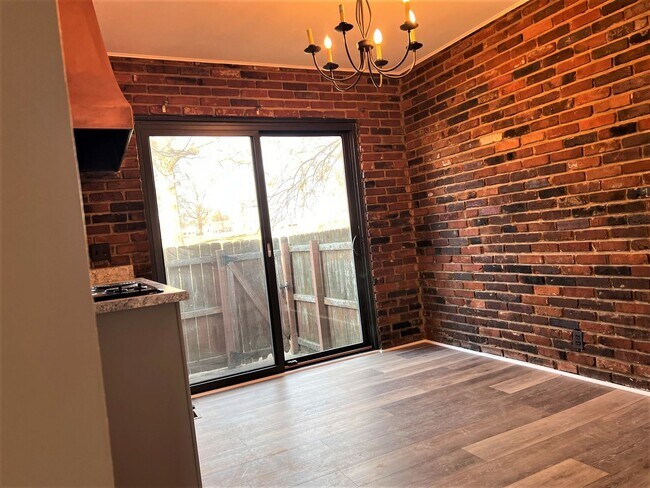 Foto del edificio - Updated 2 bedroom Townhome - University City