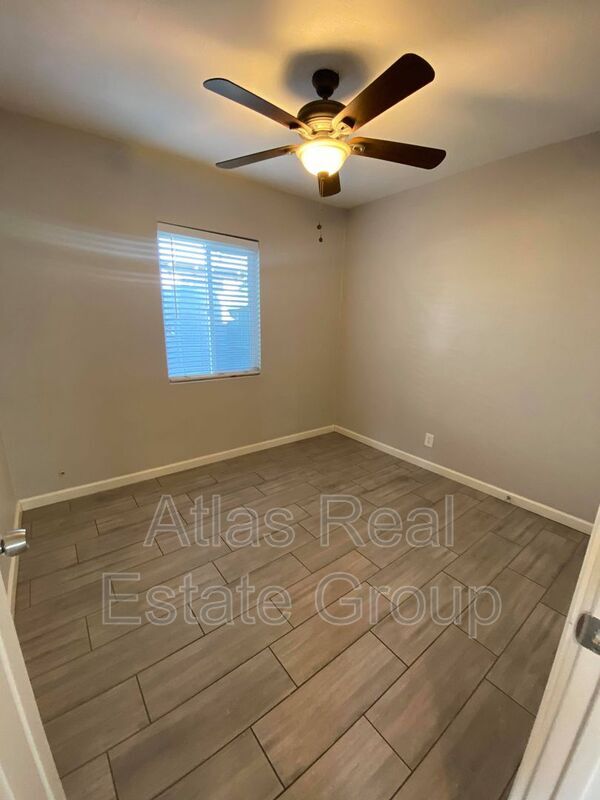 Foto del edificio - 2435 E Clarendon Ave