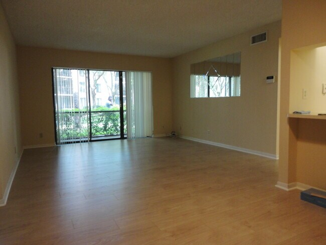 Foto del edificio - 208 Foxtail Dr