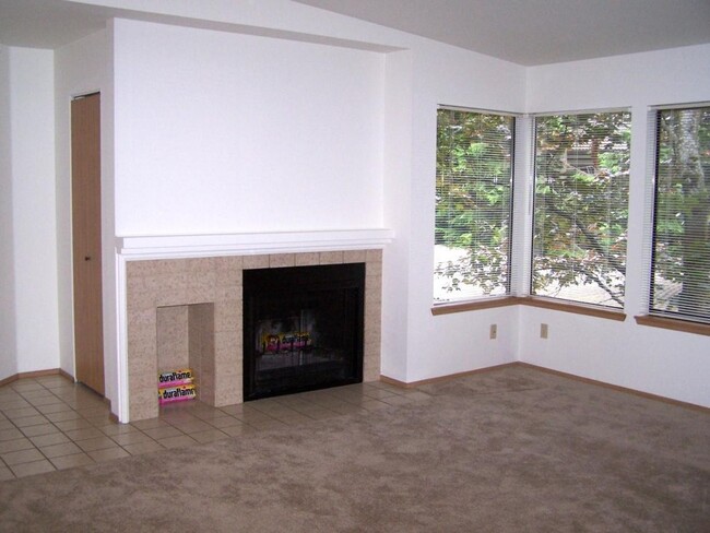 Building Photo - 1276 Bellevue Way NE