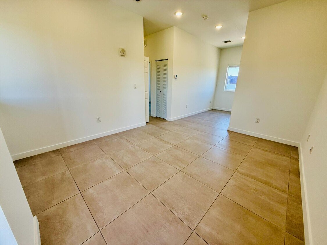 Photo - 1295 W 69 ST - 309