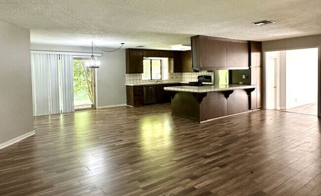 Foto del edificio - INCREDIBLE LOCATION!!! Quaint and Quiet and Roomy!