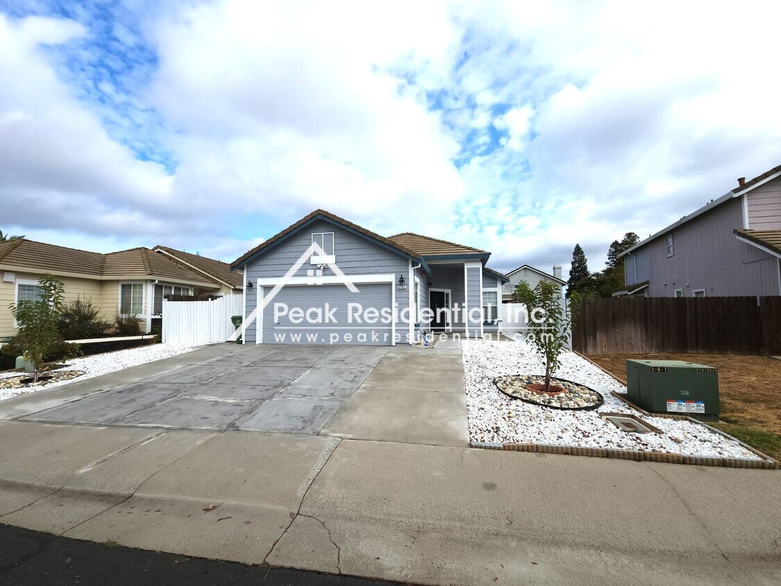 Foto principal - Cute 3bd/2ba Elk Grove Home With 2 Car Gar...