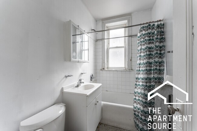 Building Photo - 4413 N Kenneth Ave