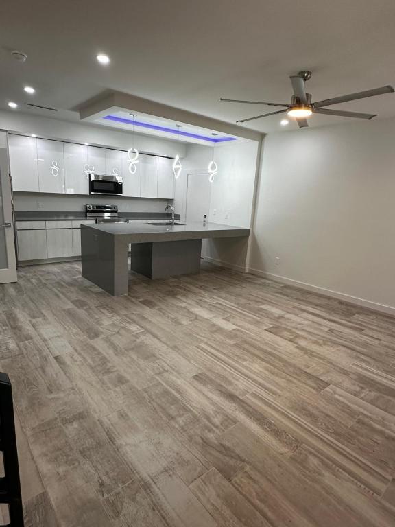 Foto del edificio - 310 E Rogers Rd