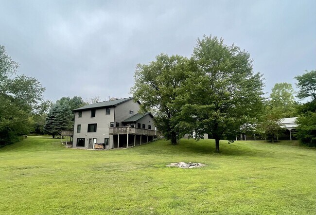 Foto del edificio - Spacious country Home on 13 acres