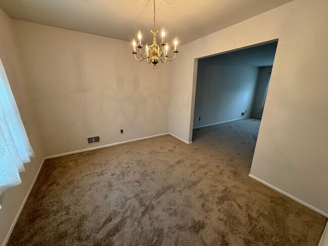 Building Photo - Charming 3-Bedroom Home with Garage in Wes...