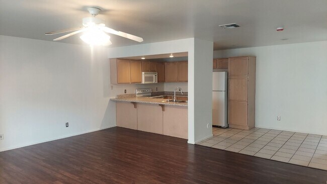 Foto del edificio - Beautiful townhome in gated community!