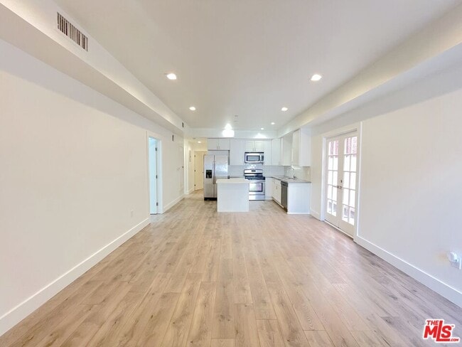 Building Photo - 1209 N Beachwood Dr