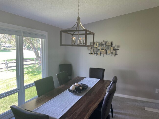Building Photo - Beautiful fully furnished townhouse on the...