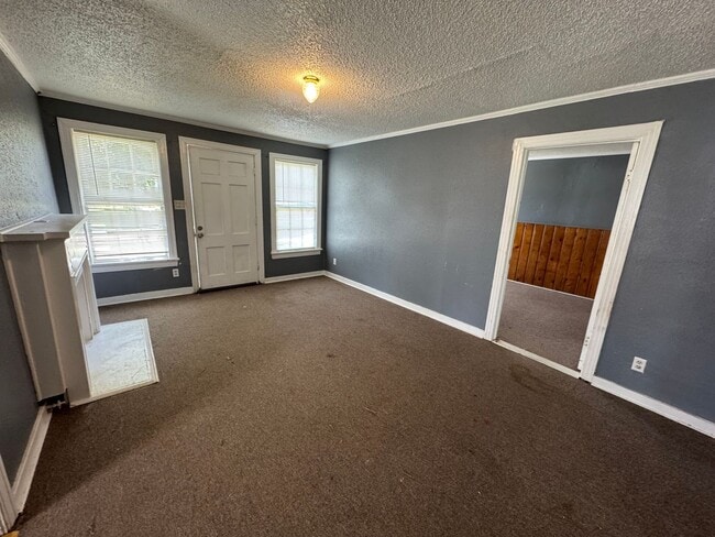 Building Photo - Refreshed 3 Bedroom Home