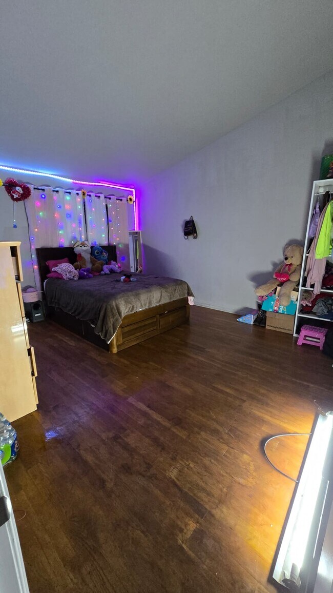 Foto del edificio - 8750 Kester Ave