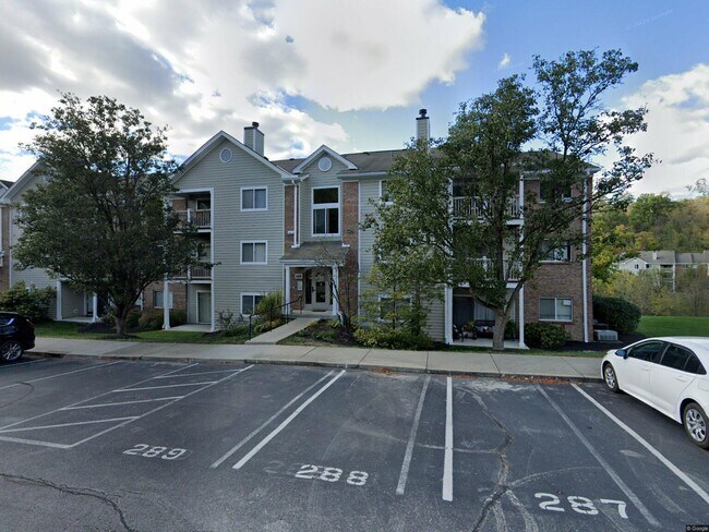 Building Photo - 400 Lakeview Dr