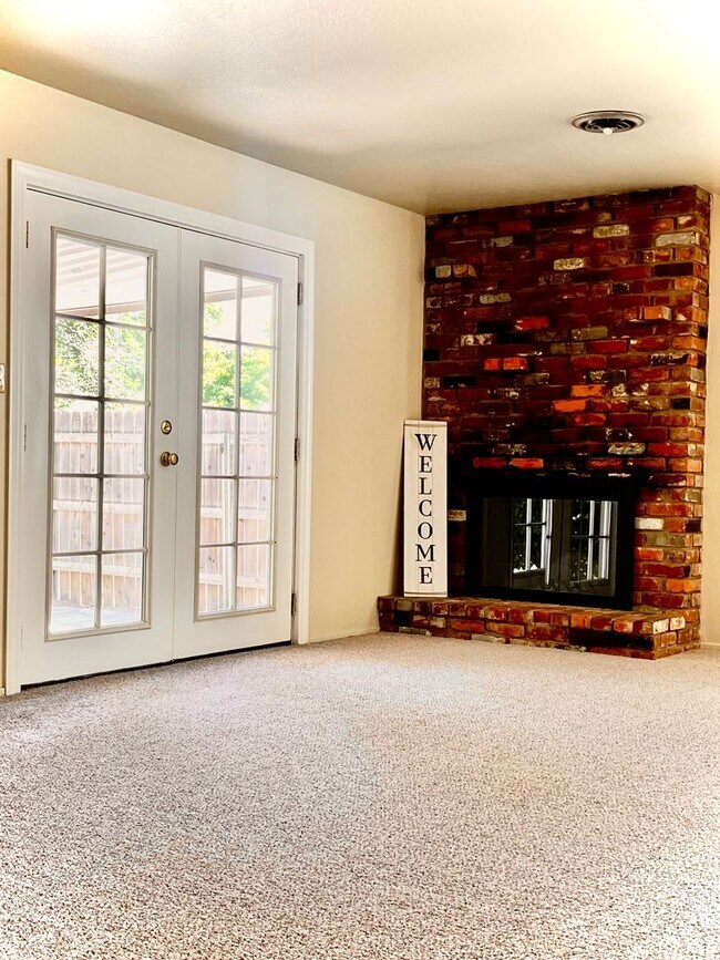Foto del edificio - 3 Bedroom Home with a Backyard!!