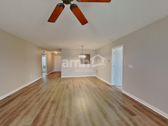 Foto del edificio - 674 Springtree Lane