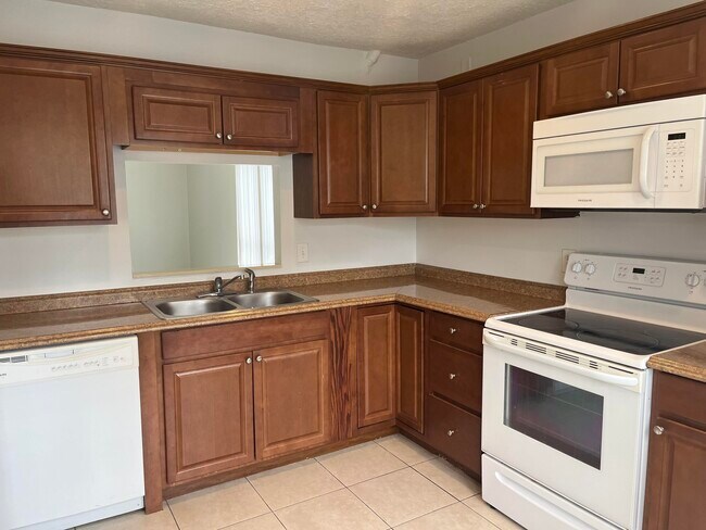 Building Photo - 796 Hill Dr