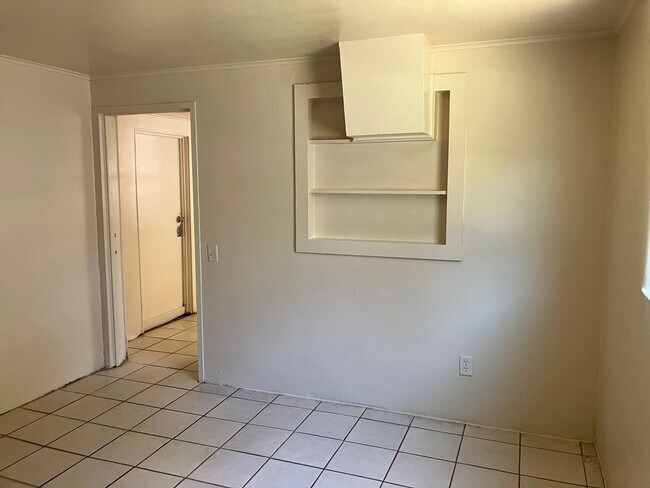 Foto del edificio - Cozy 1BR/1BA duplex with a Den, Ceramic Tile Floors, NO APP FEE!