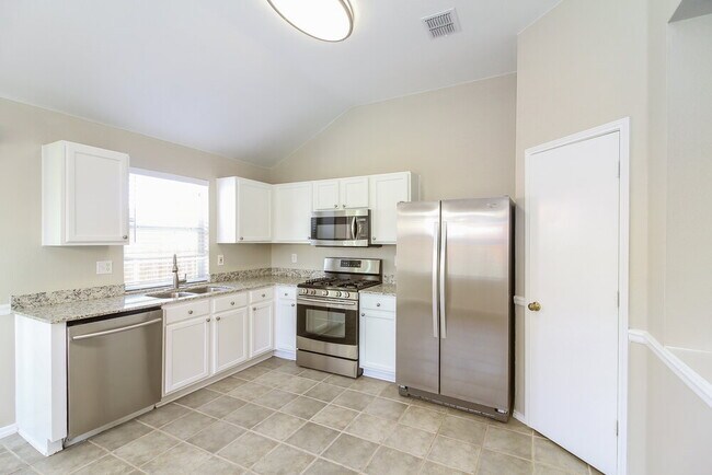 Building Photo - 709 Gillon Dr
