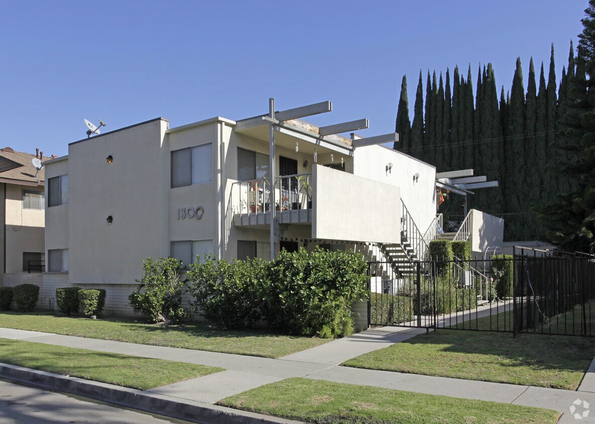Primary Photo - 1300 Burwood St