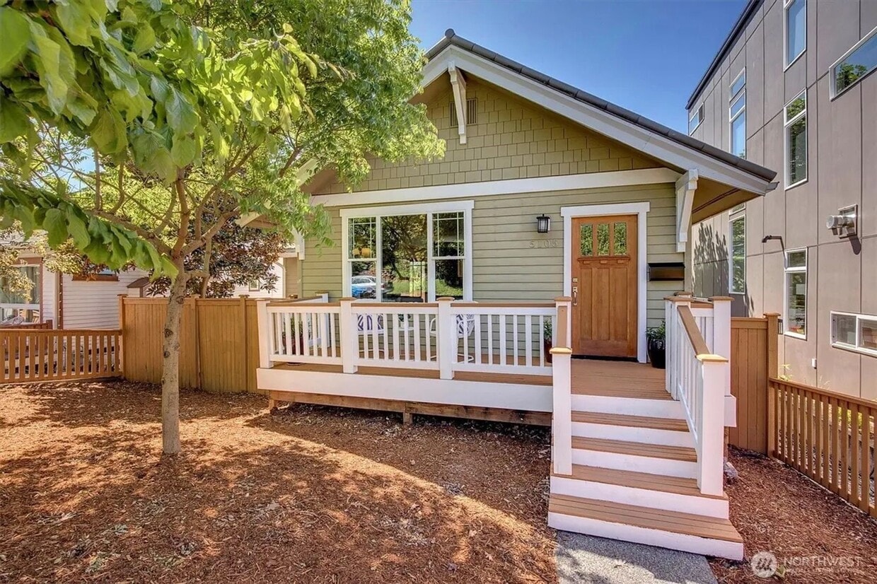 Foto principal - Alaska Junction - 3 bedroom and 2 1/2 bath...