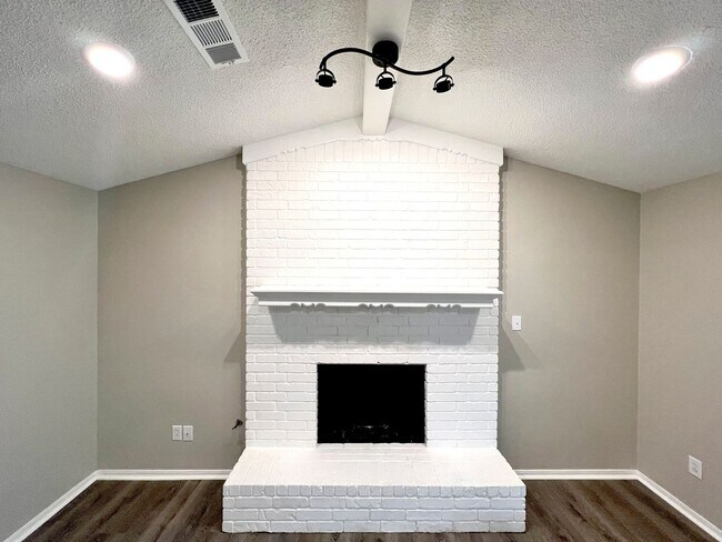 Building Photo - Beautiful Remodeled 3 Bedroom, 2 Bath Home...